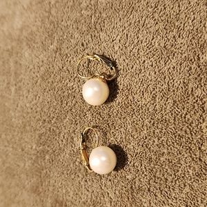 Simple pearl earrings
